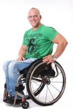 y a-t-il des gars paraplégiques ou amputés ici?????